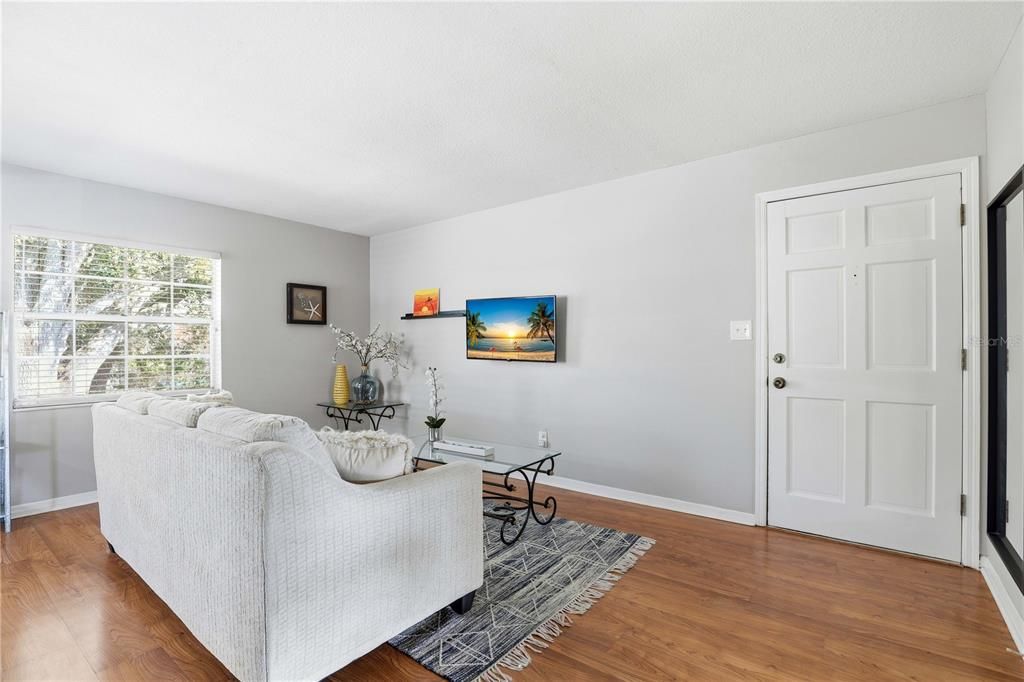 For Sale: $216,000 (2 beds, 1 baths, 850 Square Feet)