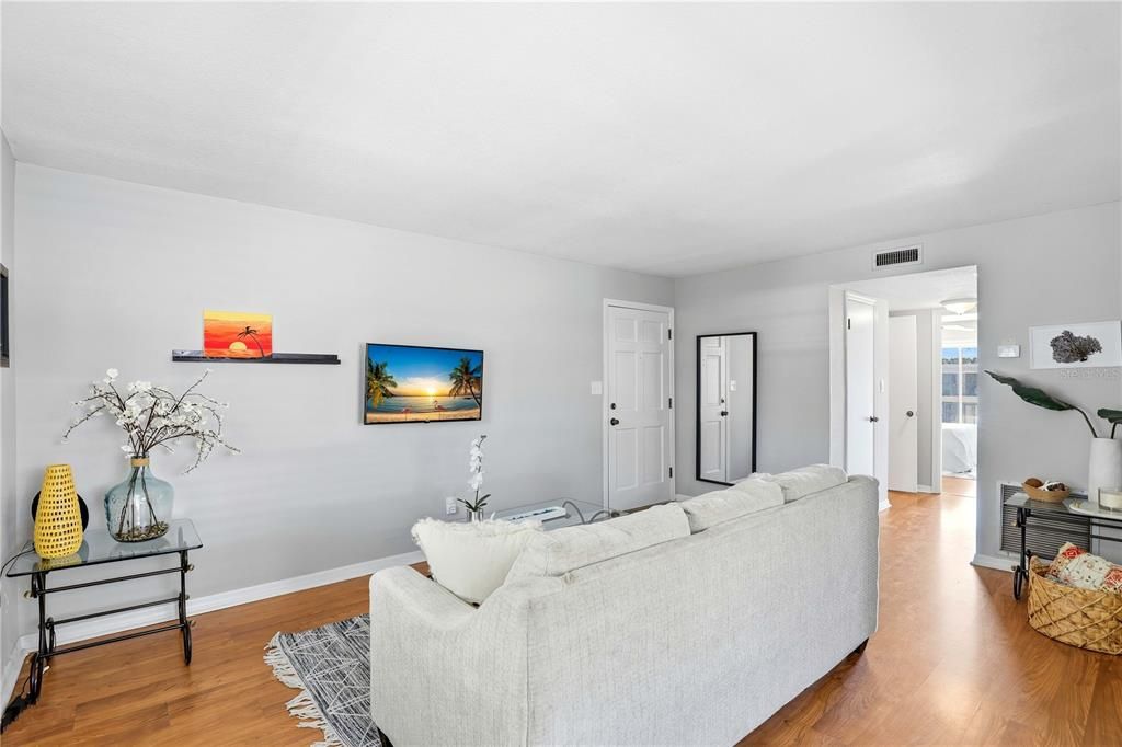 For Sale: $216,000 (2 beds, 1 baths, 850 Square Feet)