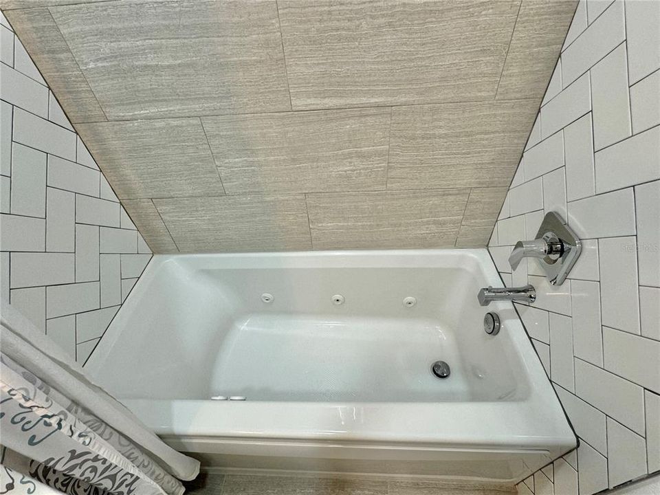 出租: $8,500 (3 贝兹, 3 浴室, 1937 平方英尺)