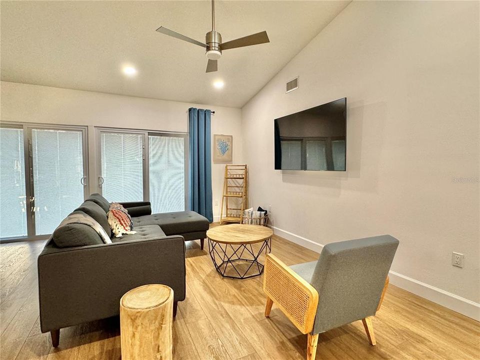 出租: $8,500 (3 贝兹, 3 浴室, 1937 平方英尺)