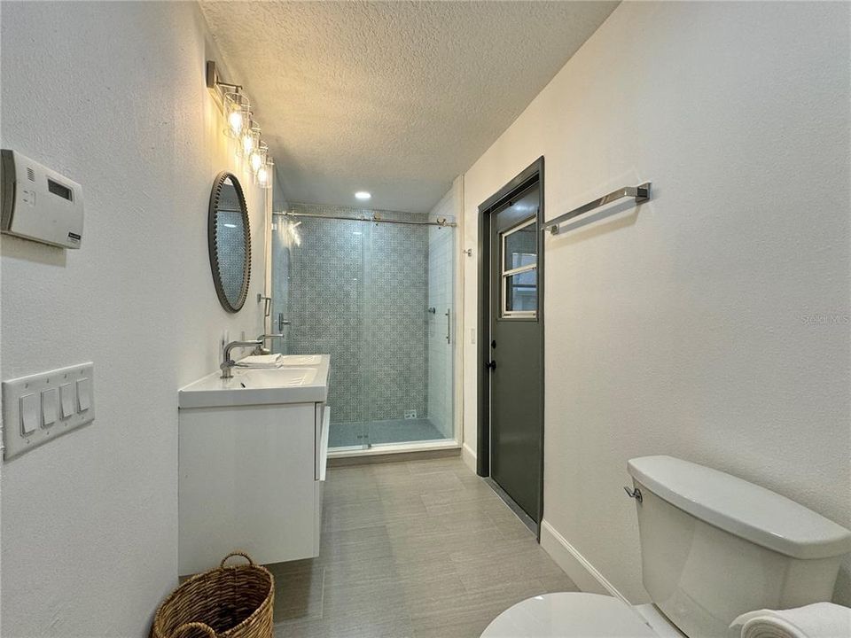 出租: $8,500 (3 贝兹, 3 浴室, 1937 平方英尺)