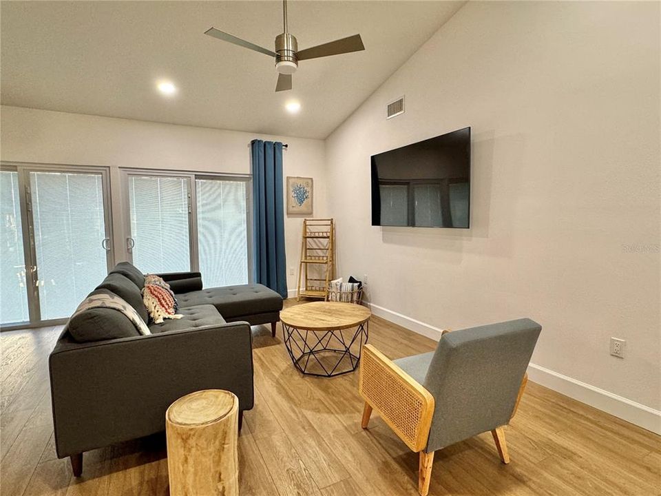 出租: $8,500 (3 贝兹, 3 浴室, 1937 平方英尺)