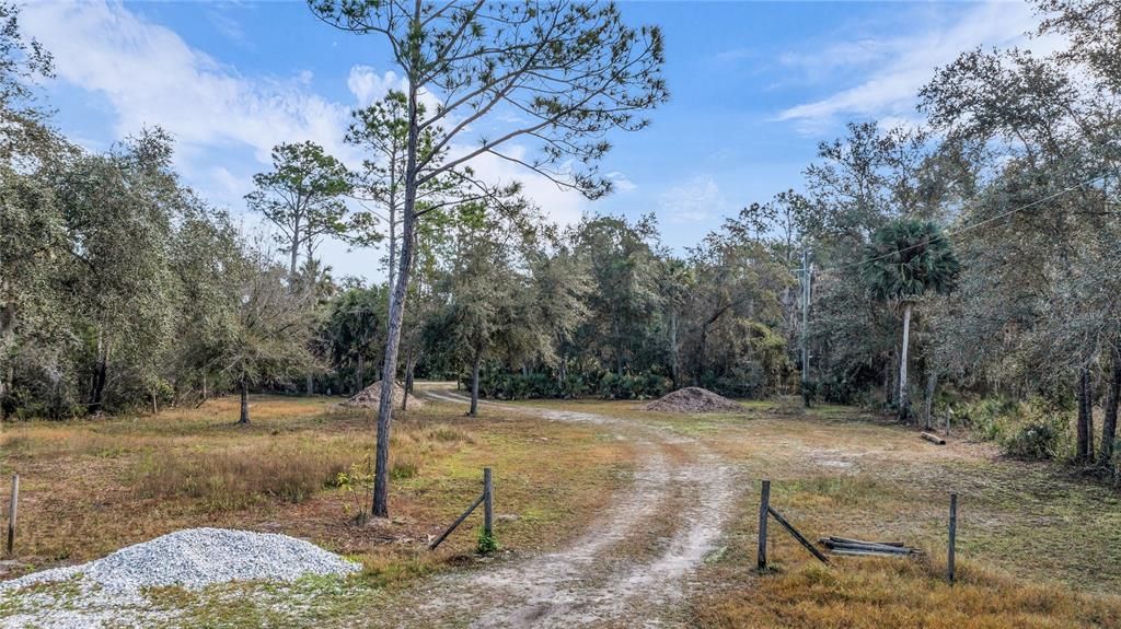 На продажу: $284,000 (5.48 acres)