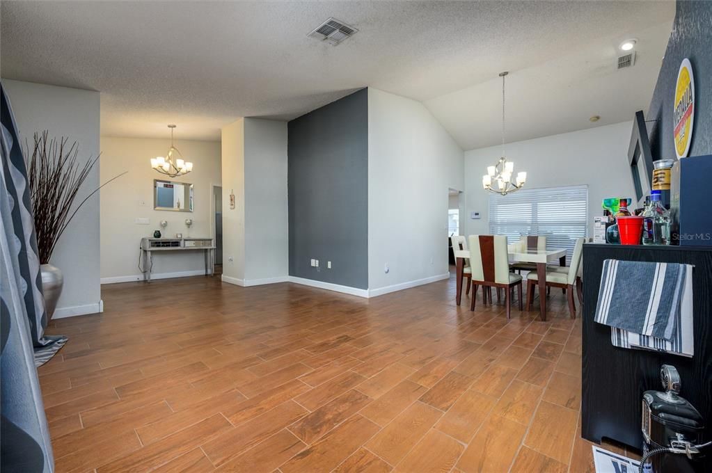 En Venta: $345,000 (3 camas, 2 baños, 1989 Pies cuadrados)