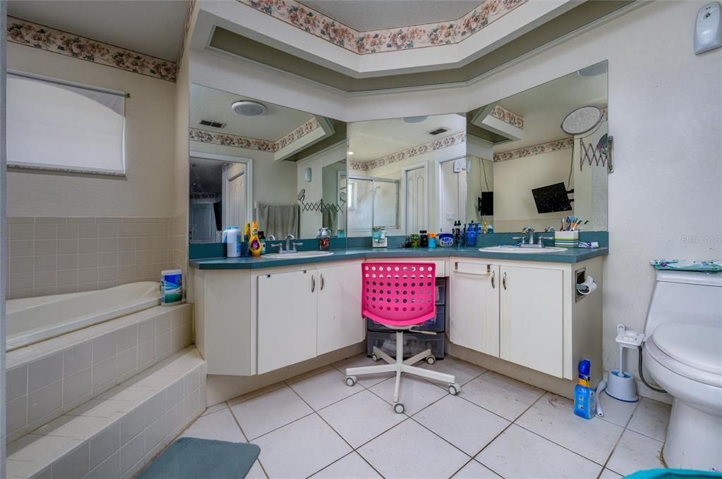 En Venta: $345,000 (3 camas, 2 baños, 1989 Pies cuadrados)