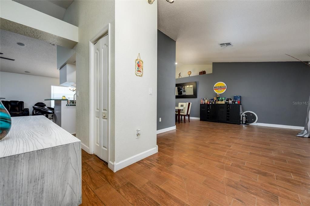 En Venta: $345,000 (3 camas, 2 baños, 1989 Pies cuadrados)