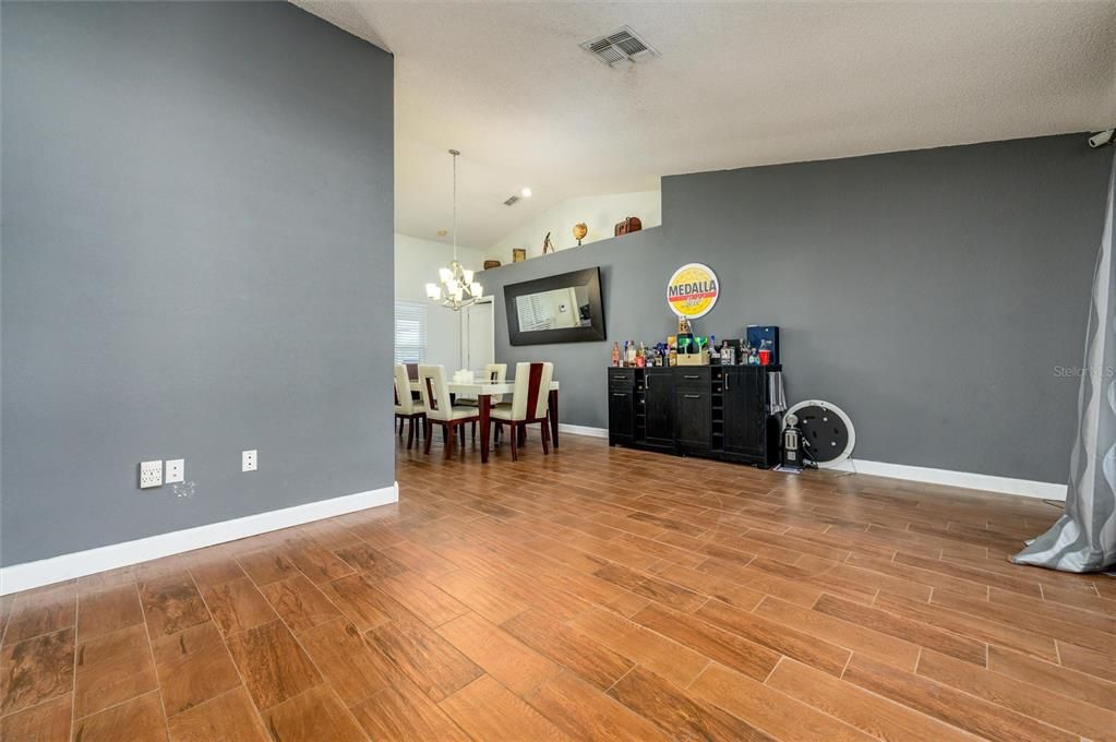 En Venta: $345,000 (3 camas, 2 baños, 1989 Pies cuadrados)