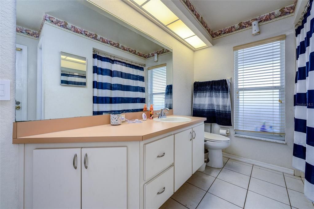 En Venta: $345,000 (3 camas, 2 baños, 1989 Pies cuadrados)