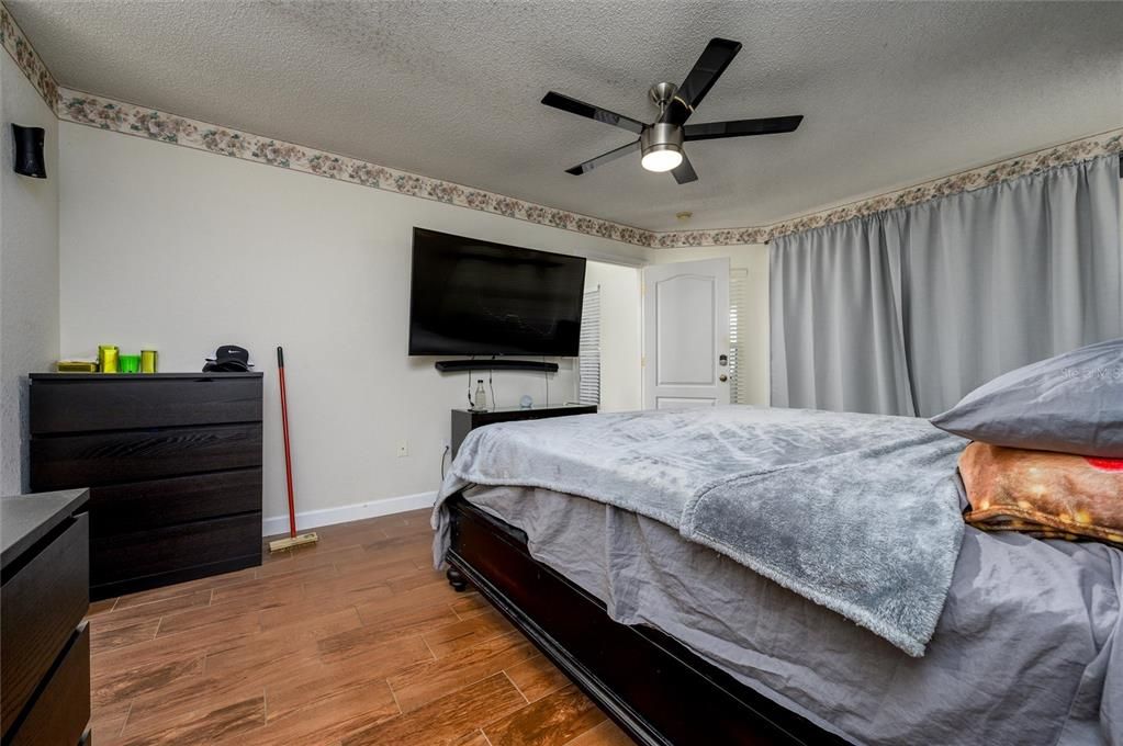 En Venta: $345,000 (3 camas, 2 baños, 1989 Pies cuadrados)