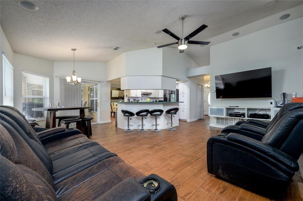 En Venta: $345,000 (3 camas, 2 baños, 1989 Pies cuadrados)