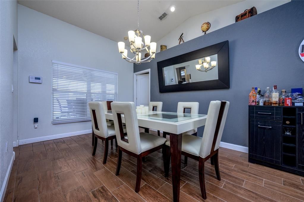 En Venta: $345,000 (3 camas, 2 baños, 1989 Pies cuadrados)