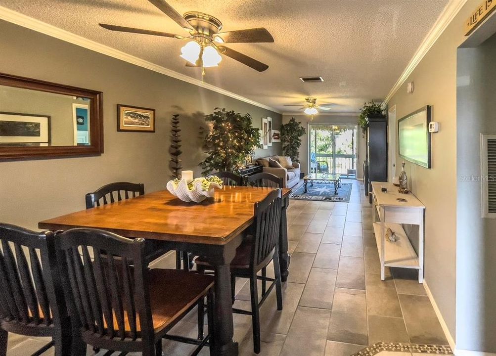 出租: $1,550 (2 贝兹, 1 浴室, 912 平方英尺)