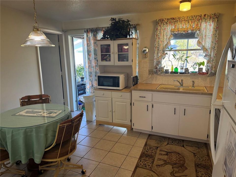 待售: $210,000 (2 贝兹, 2 浴室, 884 平方英尺)