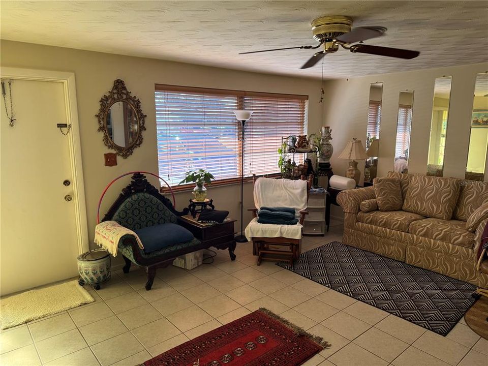 待售: $210,000 (2 贝兹, 2 浴室, 884 平方英尺)