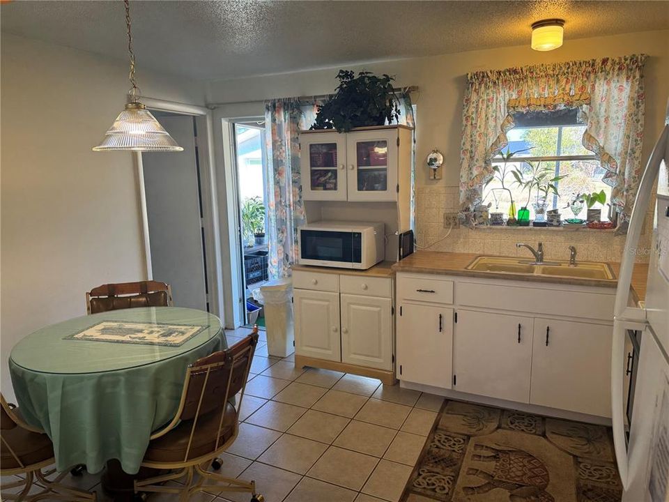 待售: $210,000 (2 贝兹, 2 浴室, 884 平方英尺)