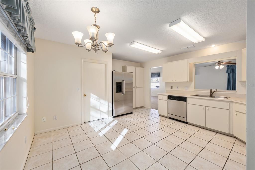 Active With Contract: $139,000 (2 beds, 2 baths, 1376 Square Feet)