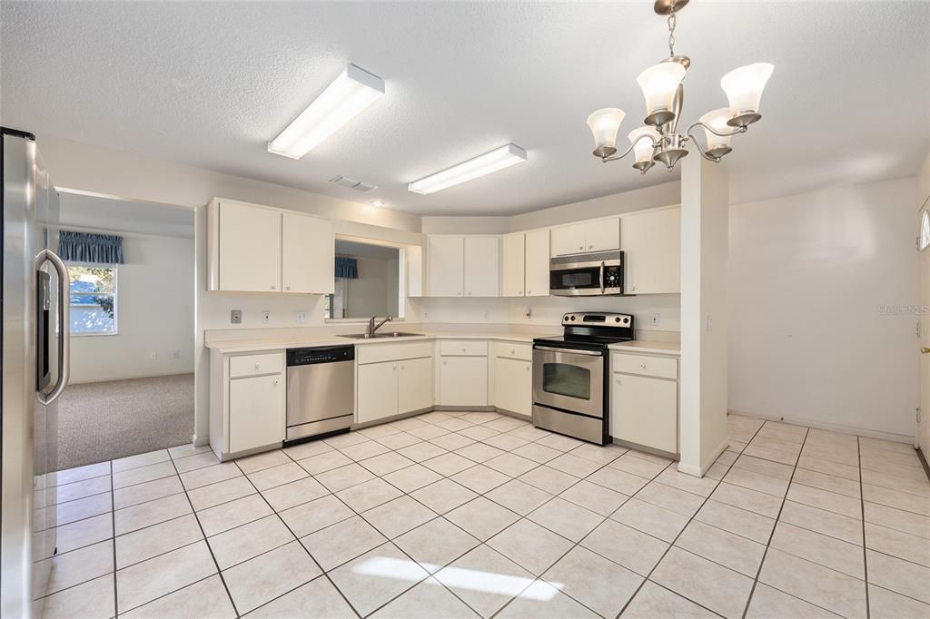 Active With Contract: $139,000 (2 beds, 2 baths, 1376 Square Feet)