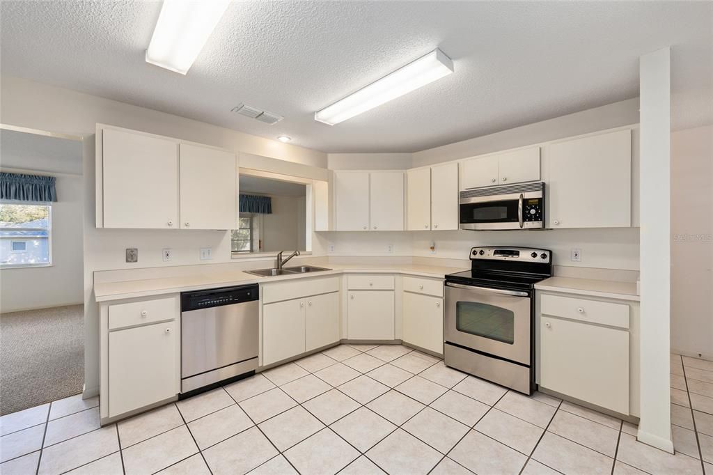Active With Contract: $139,000 (2 beds, 2 baths, 1376 Square Feet)