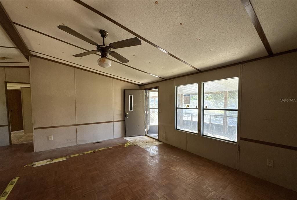 待售: $85,000 (3 贝兹, 2 浴室, 1012 平方英尺)