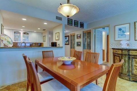 待售: $625,000 (2 贝兹, 2 浴室, 1240 平方英尺)