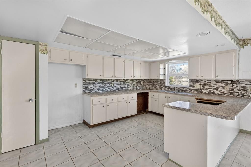 For Sale: $199,900 (3 beds, 2 baths, 1694 Square Feet)