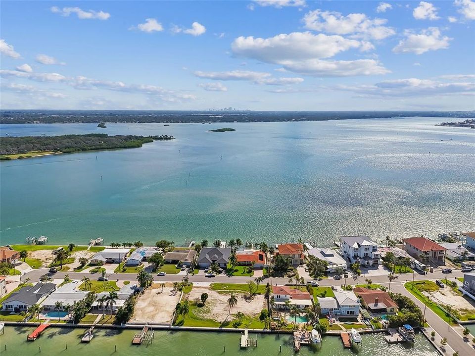 En Venta: $1,000,000 (0.18 acres)