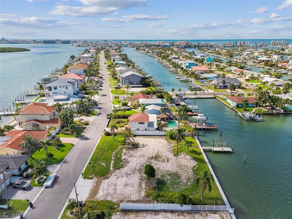 En Venta: $1,000,000 (0.18 acres)