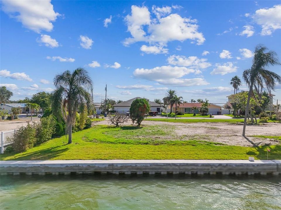 En Venta: $1,000,000 (0.18 acres)