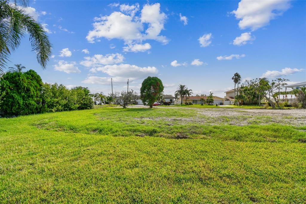 En Venta: $1,000,000 (0.18 acres)