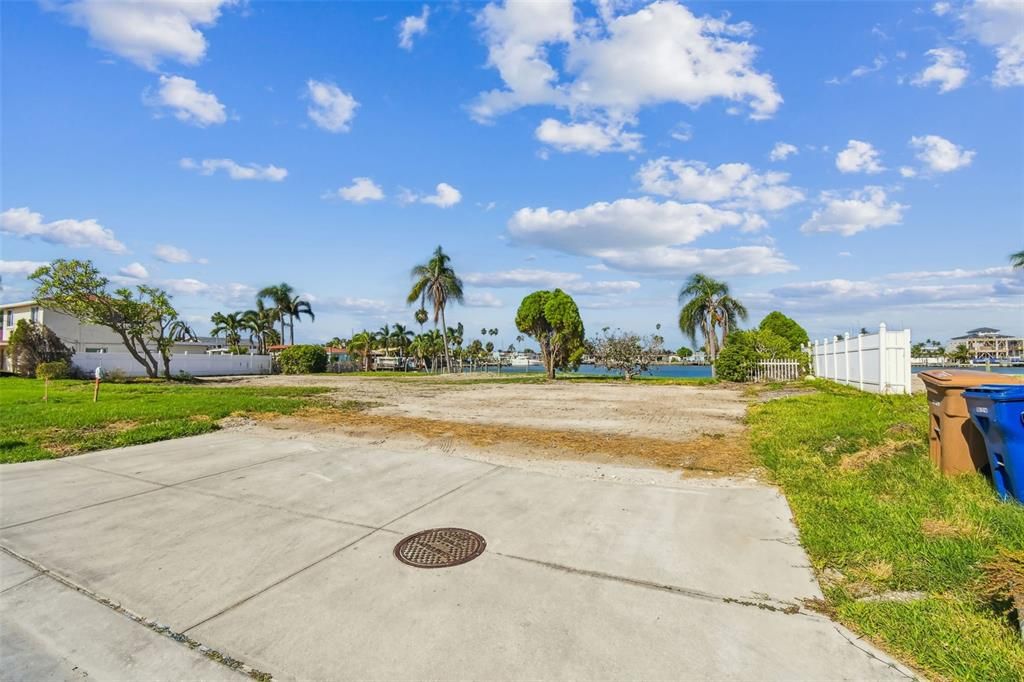 En Venta: $1,000,000 (0.18 acres)