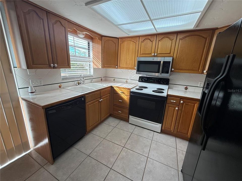 For Rent: $1,595 (2 beds, 1 baths, 858 Square Feet)