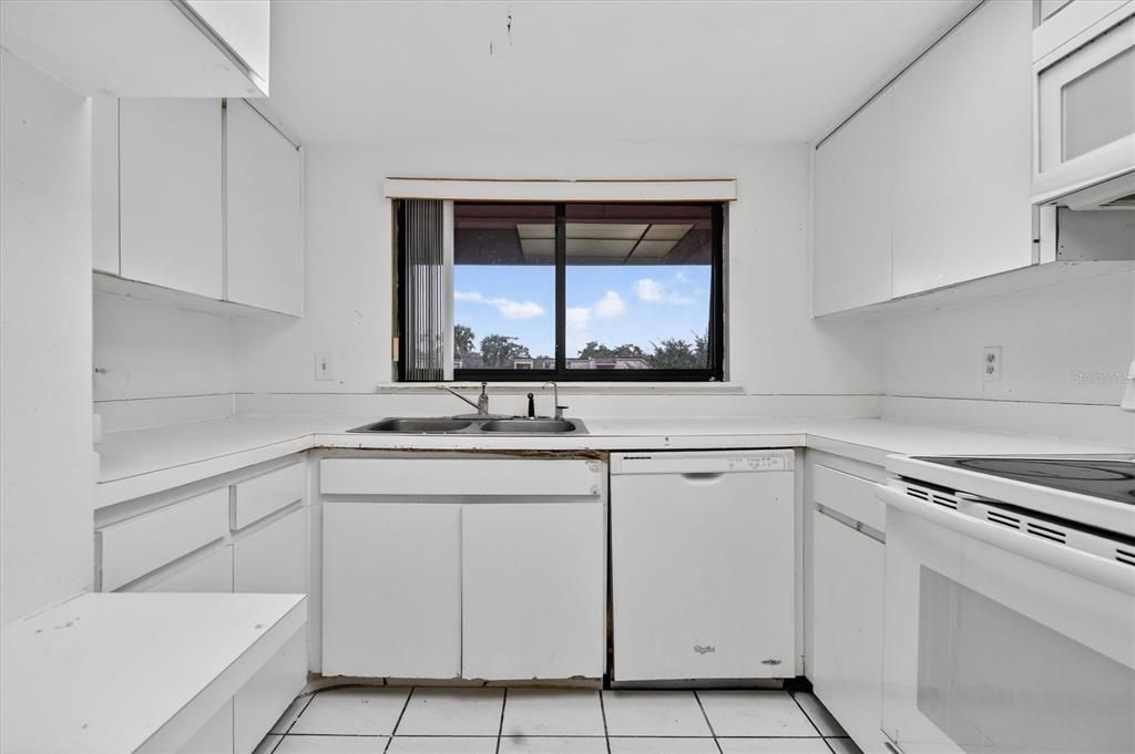 For Sale: $149,000 (2 beds, 3 baths, 1565 Square Feet)