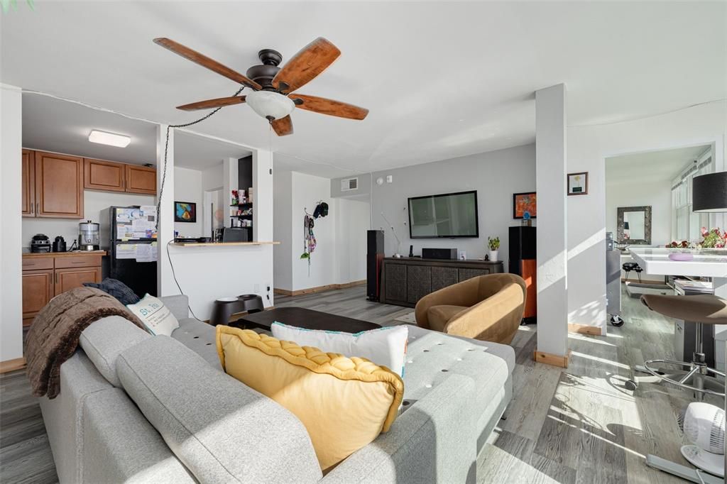 For Sale: $199,000 (1 beds, 1 baths, 850 Square Feet)