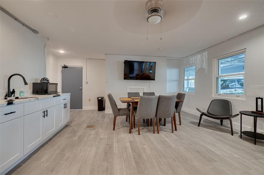 For Sale: $199,000 (1 beds, 1 baths, 850 Square Feet)