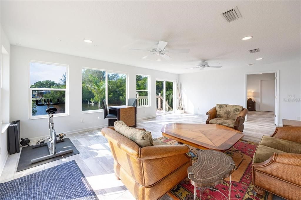 En Venta: $599,000 (3 camas, 2 baños, 2433 Pies cuadrados)