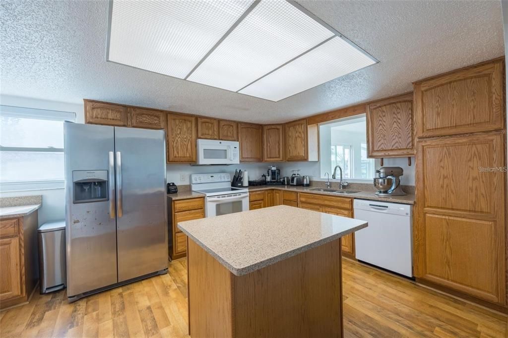 En Venta: $599,000 (3 camas, 2 baños, 2433 Pies cuadrados)