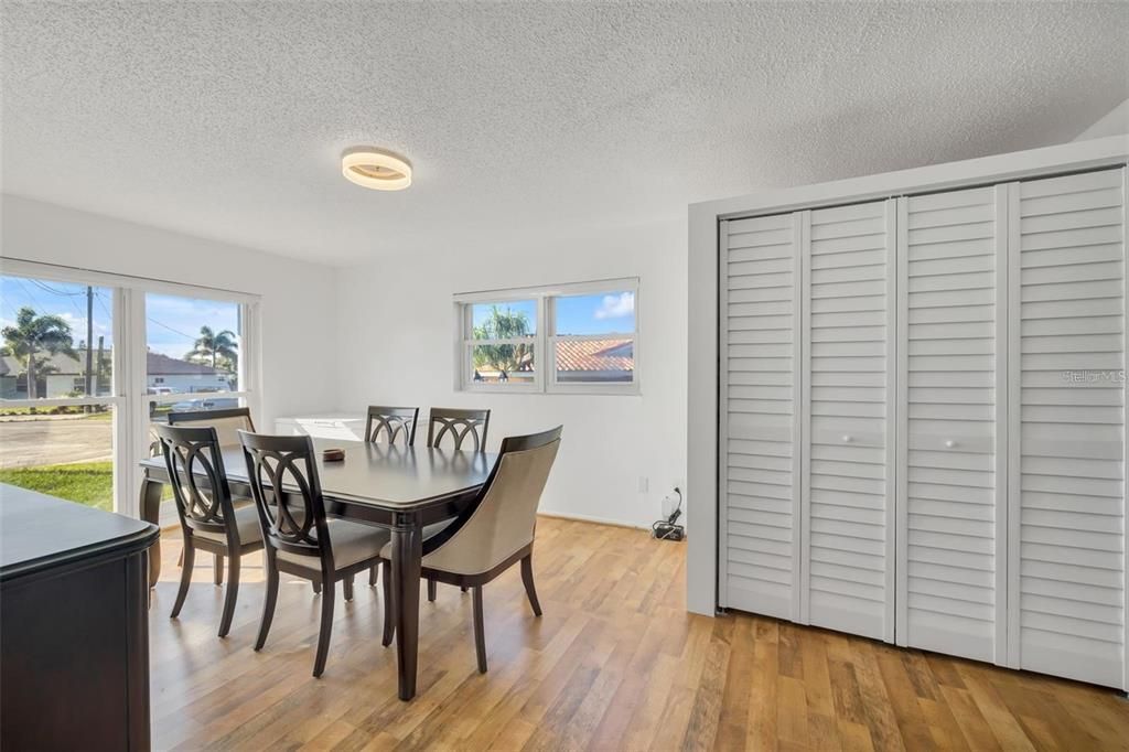 En Venta: $599,000 (3 camas, 2 baños, 2433 Pies cuadrados)