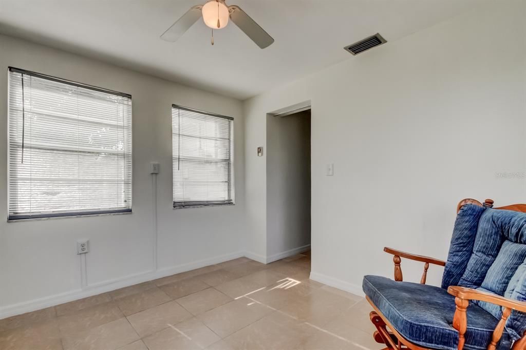 For Sale: $225,000 (2 beds, 1 baths, 936 Square Feet)