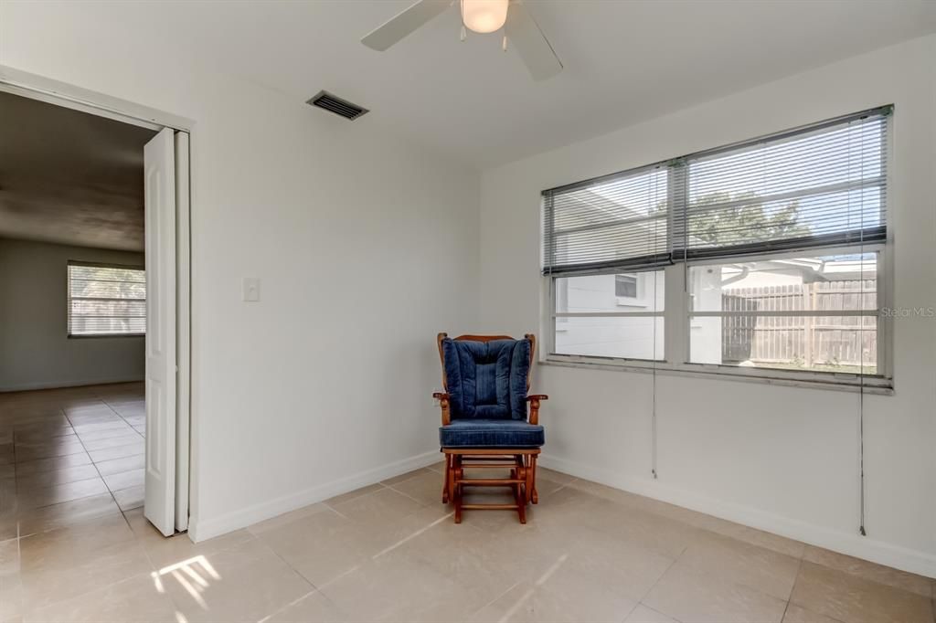 For Sale: $225,000 (2 beds, 1 baths, 936 Square Feet)