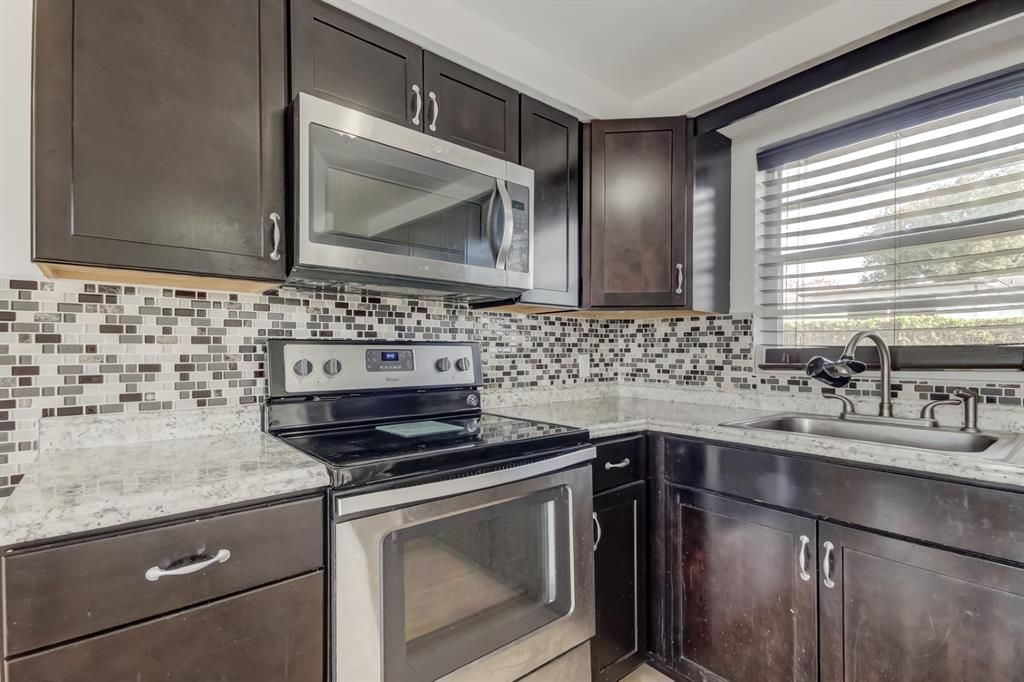 For Sale: $225,000 (2 beds, 1 baths, 936 Square Feet)