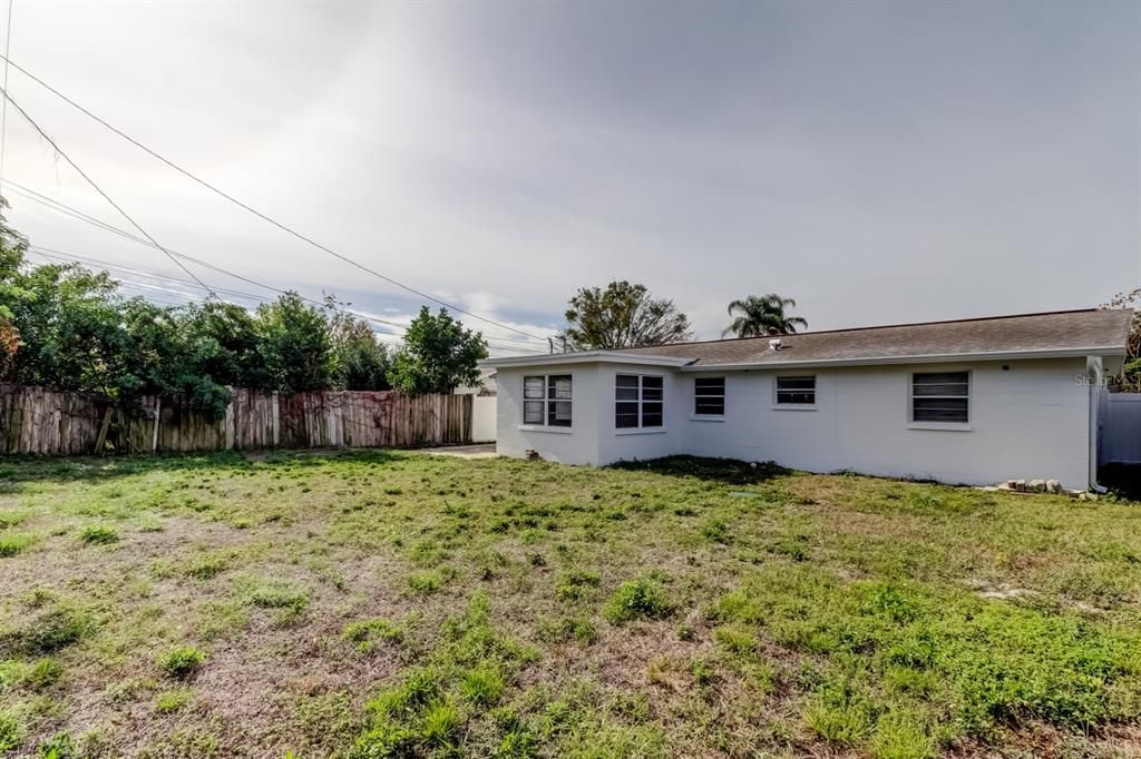 For Sale: $225,000 (2 beds, 1 baths, 936 Square Feet)