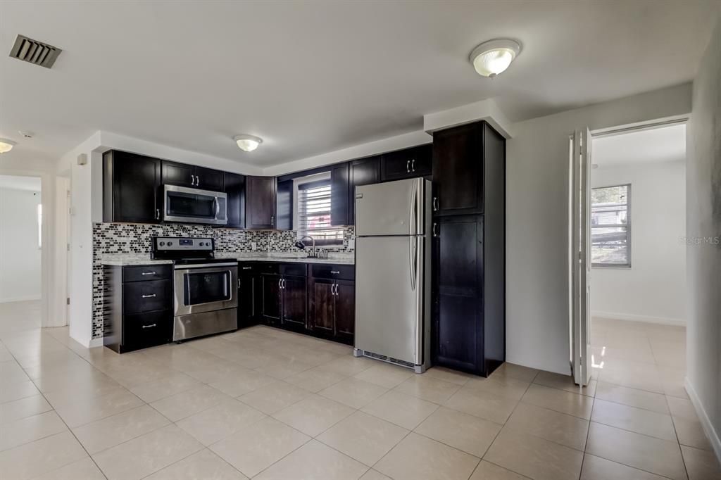For Sale: $225,000 (2 beds, 1 baths, 936 Square Feet)