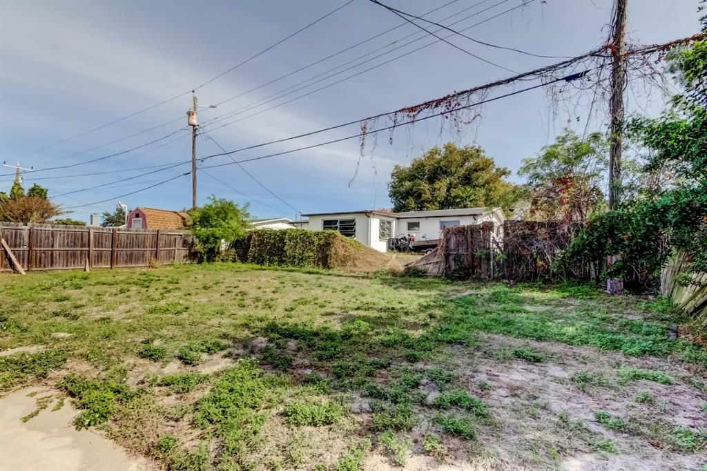 For Sale: $225,000 (2 beds, 1 baths, 936 Square Feet)