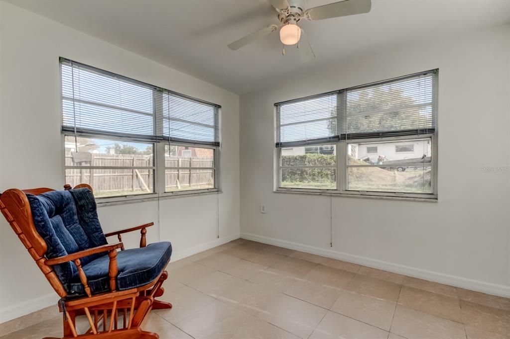 For Sale: $225,000 (2 beds, 1 baths, 936 Square Feet)