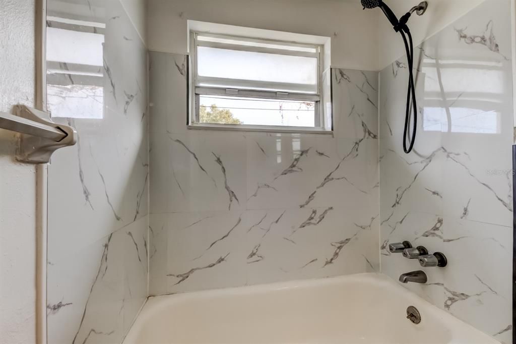 For Sale: $225,000 (2 beds, 1 baths, 936 Square Feet)