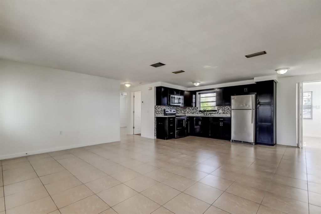 For Sale: $225,000 (2 beds, 1 baths, 936 Square Feet)