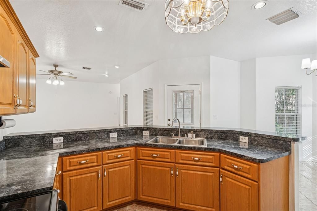 En Venta: $325,000 (3 camas, 2 baños, 1697 Pies cuadrados)