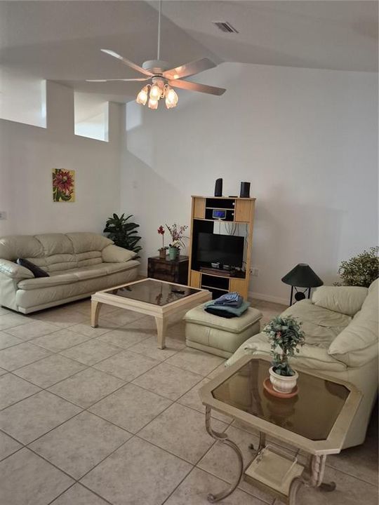 出租: $1,800 (3 贝兹, 2 浴室, 1483.5 平方英尺)