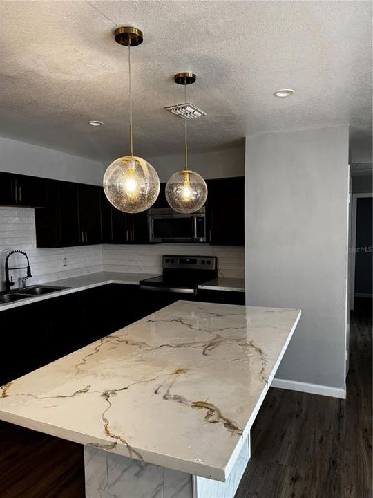 出租: $1,950 (5 贝兹, 2 浴室, 1437 平方英尺)