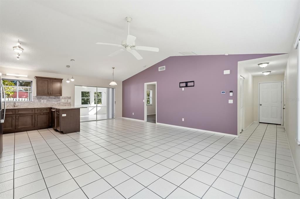 На продажу: $270,000 (2 спален, 2 ванн, 1196 Квадратных фут)